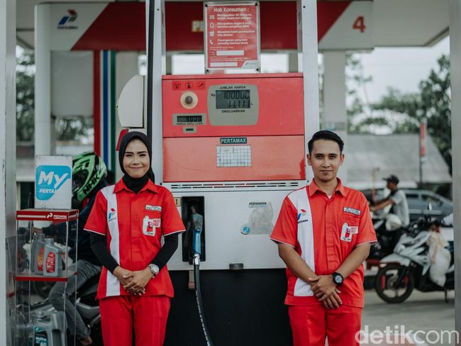 Pasangan yang mengadakan sesi foto prewedding di SPBU.