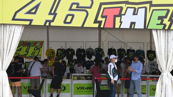 Pernak-pernik VR46 Rossi Diserbu Penonton MotoGP Mandalika