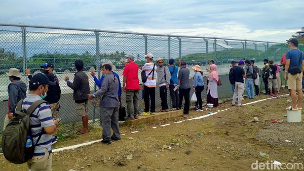 Penonton warga lokal mereka mengaku hanya bisa menonton dari balik pagar besi pinggir Sirkuit Mandalika meski sudah membeli tiket MotoGP. (Faruk/detikcom) Penonton warga lokal mereka mengaku hanya bisa menonton dari balik pagar besi pinggir Sirkuit Mandalika meski sudah membeli tiket MotoGP. (Faruk/detikcom)