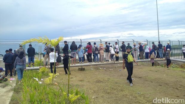 penonton-warga-lokal-mereka-mengaku-hanya-bisa-menonton-dari-balik-pagar-besi-pinggir-sirkuit-mandalika-meski-sudah-membeli-ti_169 penonton-warga-lokal-mereka-mengaku-hanya-bisa-menonton-dari-balik-pagar-besi-pinggir-sirkuit-mandalika-meski-sudah-membeli-ti_169