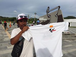 Kisah Petani Raup Cuan Jadi Pedagang Dadakan Kaus MotoGP Mandalika