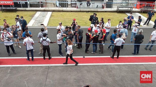 Di tengah penyelenggaraan MotoGP Mandalika 2022 terselip agenda 'pameran' di area pit lane sirkuit yang menjadi keistimewaan bagi penonton-penonton berduit.