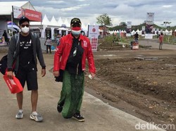 Tiru Outfit Jokowi Kemah di IKN, Pria Ini Nonton MotoGP Sarungan