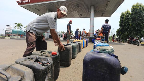 Nelayan Susah Dapat Solar, Antrean Jeriken Mengular