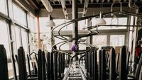 Tak Pakai Pelayan, Restoran Ini Pakai Jalur Roller Coaster untuk Antarkan Makanan