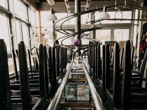 Tak Pakai Pelayan, Restoran Ini Pakai Jalur Roller Coaster untuk Antarkan Makanan