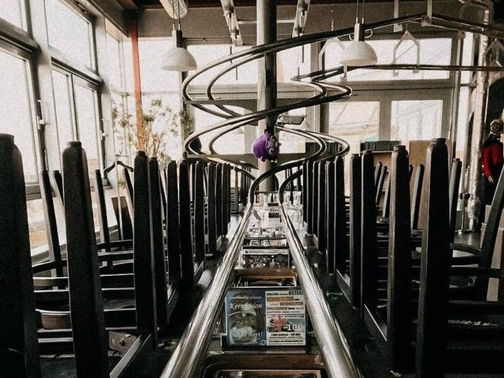 Tak Pakai Pelayan, Restoran Ini Pakai Jalur Roller Coaster untuk Antarkan Makanan