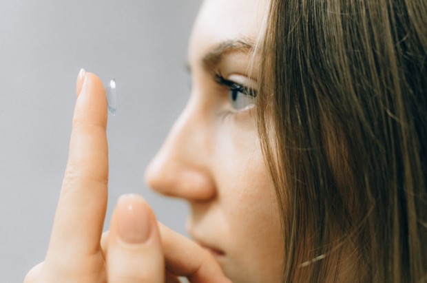 Tidak Melepas Lensa Kontak saat Tidur