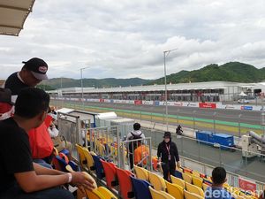Asyiknya Nonton MotoGP Mandalika dari Tribun Premium Grandstand