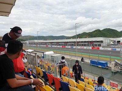 Suasana Nonton Langsung di Tribun Sirkuit Mandalika