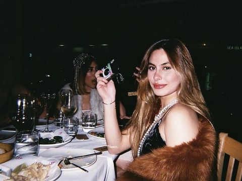 Valerie Thomas Selalu Tampil Cantik saat Kulineran Bareng Pacar dan Teman