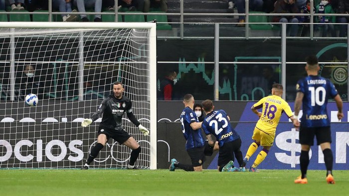 MILAN, ITALY - MARCH 19: Lucas Torreira of Fiorentina scores their teams first goal past Samir Handanovic of FC Internazionale during the Serie A match between FC Internazionale and ACF Fiorentina at Stadio Giuseppe Meazza on March 19, 2022 in Milan, Italy. (Photo by Marco Luzzani/Getty Images)