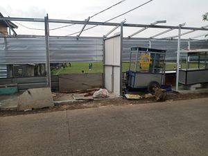 Salahi Aturan, Kios di Pinggir Lapangan Godam Depok Dibongkar