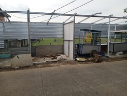 Salahi Aturan, Kios di Pinggir Lapangan Godam Depok Dibongkar