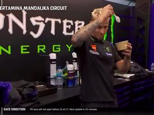 Tiru Aksi Pawang Hujan, Quartararo Jadi Aktor Terbaik Oscar 2022 versi MotoGP Tiru Aksi Pawang Hujan, Quartararo Jadi Aktor Terbaik Oscar 2022 versi MotoGP