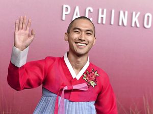 Pakai Hanbok di Premier Pachinko, Aktor Jin Ha Curi Perhatian Pakai Hanbok di Premier Pachinko, Aktor Jin Ha Curi Perhatian