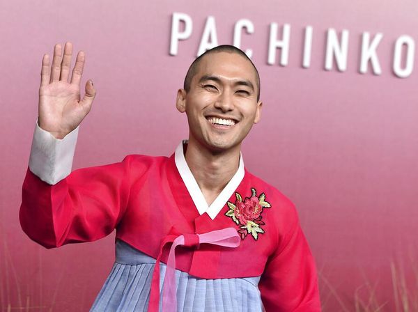 Pakai Hanbok di Premier Pachinko, Aktor Jin Ha Curi Perhatian