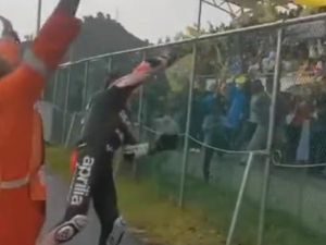 Aleix Espargaro Penuhi Janji Lempar Helm ke Penonton