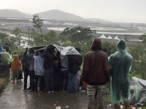 Antusiasme Warga Nonton MotoGP Mandalika dari Atas Bukit & di Bawah Hujan