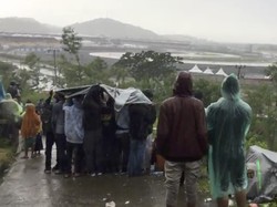 Antusiasme Warga Nonton MotoGP Mandalika dari Atas Bukit & di Bawah Hujan