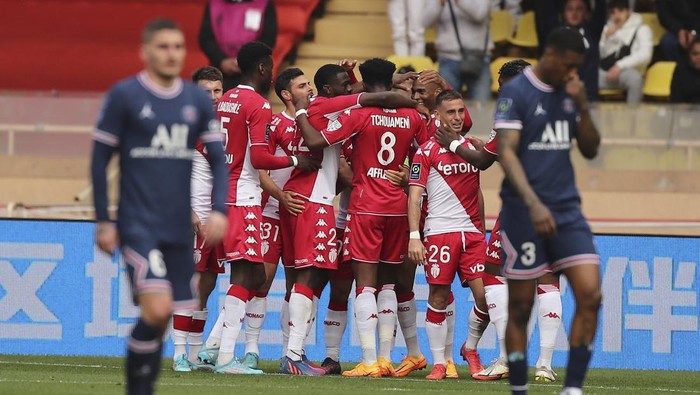 Monacos Kevin Volland celebrates with teammates after scoring his sides second goal during the French League One soccer match between Monaco and Paris Saint-Germain at the Stade Louis II in Monaco, Sunday, March 20, 2022. (AP Photo/Daniel Cole)