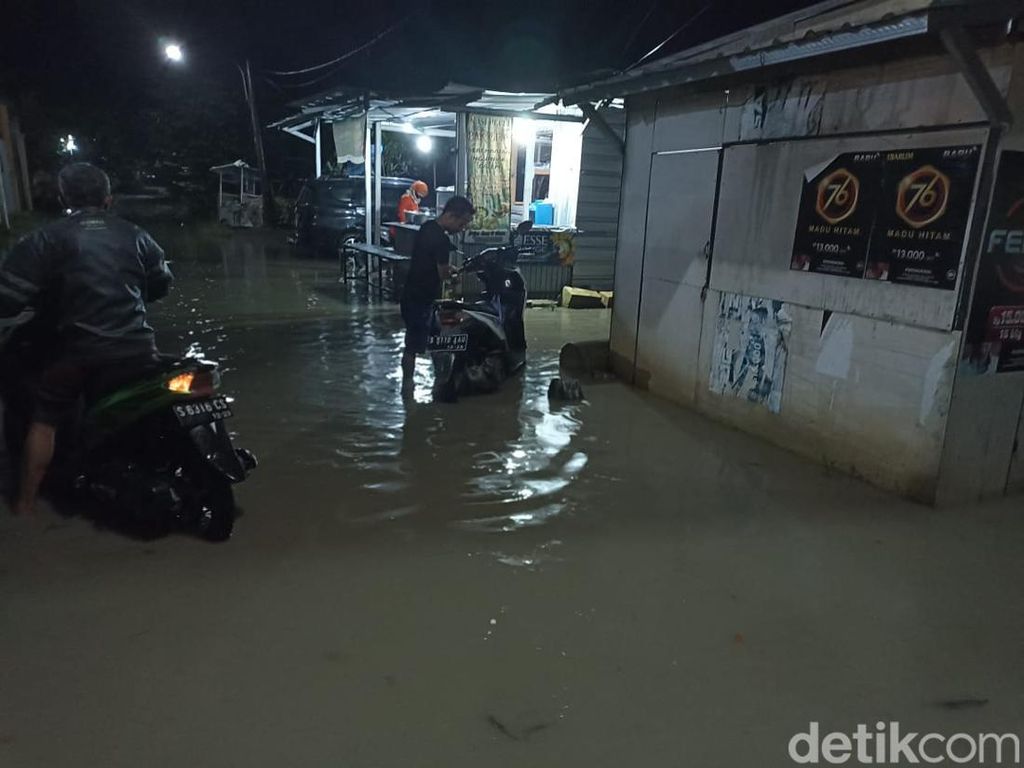 Hujan Lebat Banjiri Permukiman di Bojonegoro Selatan