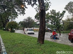 Jalan Raya Juanda Arah ke Aloha Banjir, Banyak Motor Mogok