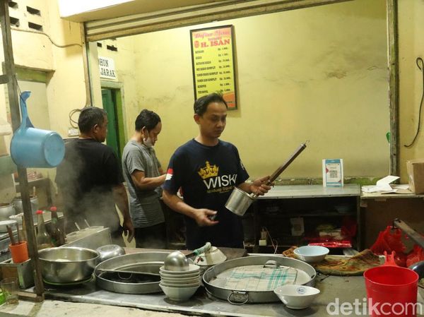 Batagor Legendaris Bandung Pilih Jaga Harga Saat Minyak Goreng Mahal