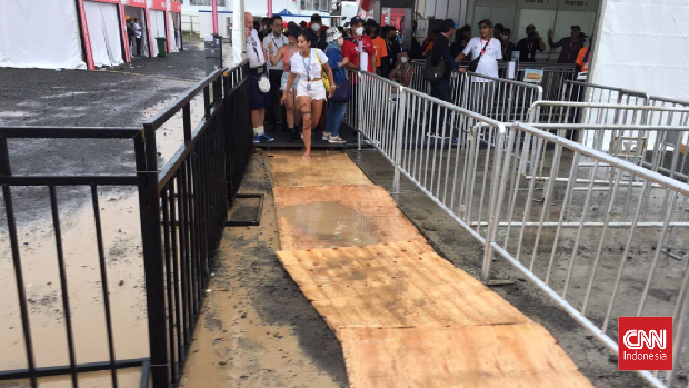 becek di lokasi parkir penonton MotoGP Mandalika 2022 Tanah yang gembur karena hujan dan becek menjadi hiasan di sejumlah lokasi parkir penonton MotoGP Mandalika 2022.
