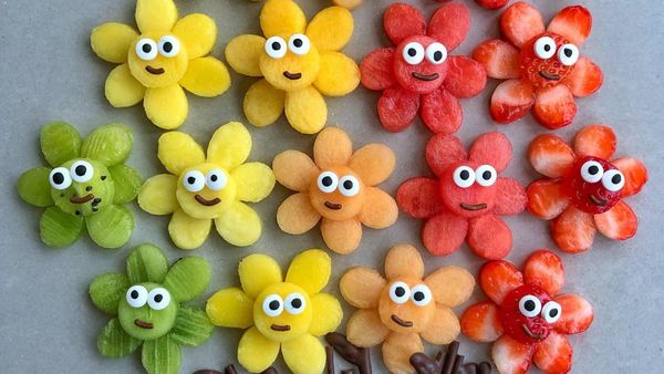 Warna-warni Cantik Buah Potong yang Berbentuk Hewan dan Bunga