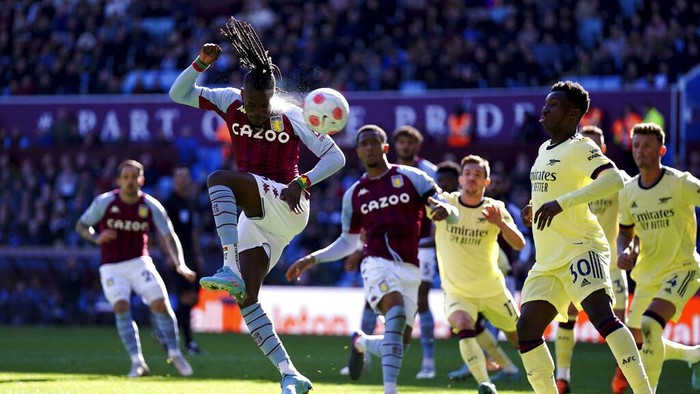 Arsenal's Martin Odegaard, center, is tackled by Aston Villa's Jacob Ramsey, right, and John McGinn during the English Premier League soccer match between Aston Villa and Arsenal at Villa Park, Birmingham, England, Saturday, March 19, 2022. (Nick Potts/PA via AP)