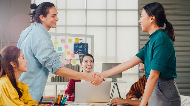 Mau berpegang teguh pada komitmen untuk bisa memilih partner bisnis yang tepat.