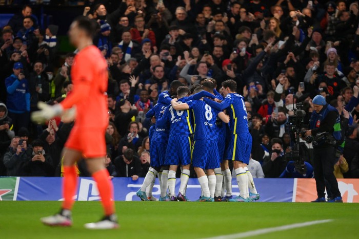 LONDON, ENGLAND - FEBRUARY 22: Kai Havertz of Chelsea celebrates with teammates after scoring their teams first goal during the UEFA Champions League Round Of Sixteen Leg One match between Chelsea FC and Lille OSC at Stamford Bridge on February 22, 2022 in London, England. (Photo by Mike Hewitt/Getty Images)
