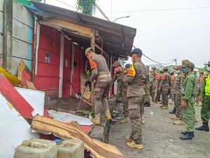 Satpol PP Depok Bongkar 85 Bangunan Liar-Lapak PKL di Dekat Rel