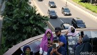 Duh, Pengunjung JPO Pinisi Asyik Foto-foto Sampai Abai Prokes
