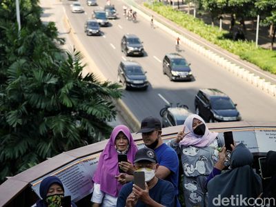 Duh, Pengunjung JPO Pinisi Asyik Foto-foto Sampai Abai Prokes