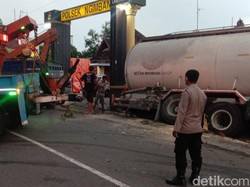 Truk yang Tabrak Pagar Kantor Polisi di Lamongan Rampung Dievakuasi