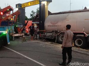 Truk yang Tabrak Pagar Kantor Polisi di Lamongan Rampung Dievakuasi Truk yang Tabrak Pagar Kantor Polisi di Lamongan Rampung Dievakuasi