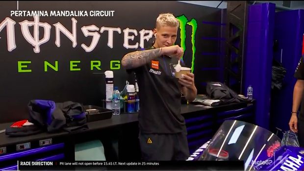 Pembalap Monster Energy Yamaha Fabio Quartararo menirukan gaya pawang hujan di sirkuis Mandalika, Nusa Tenggara Barat, 20 Maret 2022. (Tangkapan layar https://twitter.com/MotoGP)