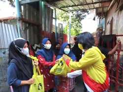 Legislator Golkar Christina Aryani Bagikan Minyak Goreng Gratis di Jakpus