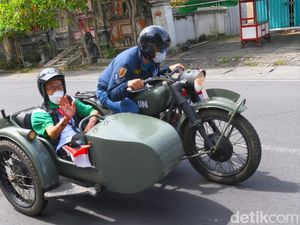 Snapshot: Momen RK Bonceng Legenda Balap Indonesia Tjetjep Heryana di Mandalika