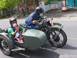 Snapshot: Momen RK Bonceng Legenda Balap Indonesia Tjetjep Heryana di Mandalika