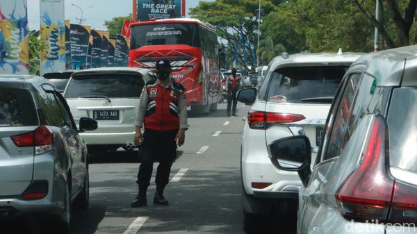 Foto: Jalanan Sekitar Bandara Lombok Menuju Sirkuit Mandalika Macet Pol