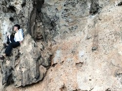 Berpose di Tebing Gili Iyang, Sedikit Cemas Banyak Senangnya