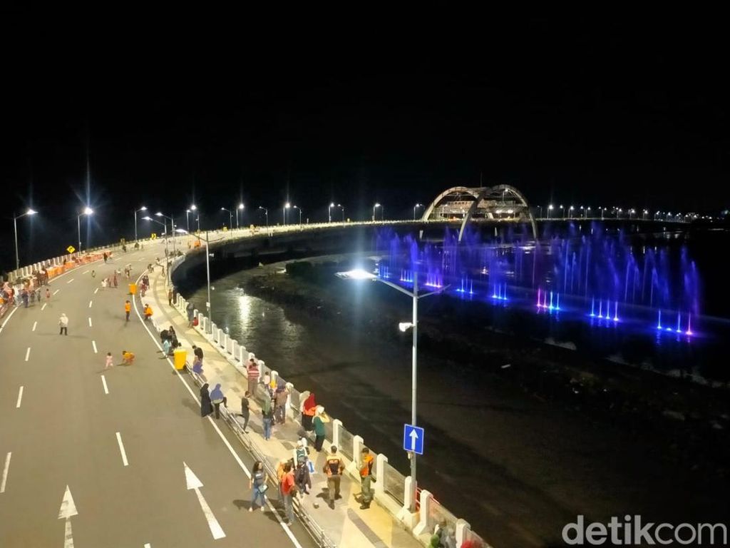 Malam Mingguan di Jembatan Suroboyo yang Suguhkan Air Mancur Menari