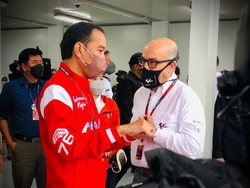 Sambangi Paddock Mandalika, Jokowi: Semoga Balapan Hari Ini Lancar!