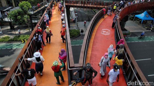 JPO Pinisi Ramai Diserbu Warga untuk Berfoto