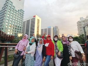 JPO Pinisi Dipadati Warga, Emak-emak Ini Sengaja Datang Buat Ngonten