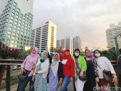 JPO Pinisi Dipadati Warga, Emak-emak Ini Sengaja Datang Buat Ngonten