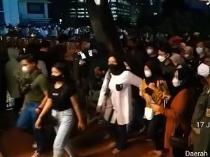 Wow Ramai Banget! JPO Pinisi Diserbu Warga Saat Malam Minggu